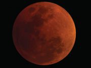 ดวงจันทร์สีแดงอิฐ