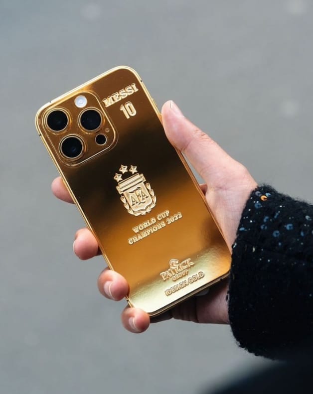 ลิโอเนล เมสซิ มอบ iPhone 14 Pro ทองคำแท้